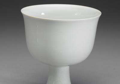 图片[2]-Stem bowl with lotus and eight treasures decoration in sweet-white glaze, Ming dynasty, Yongle reign (1403-1424)-China Archive